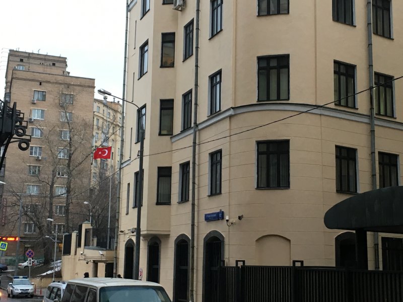 После покраски - фасад здания посольства Турции в Москве после массовой акции протеста против действий ВВС Турции, сбивших российский самолет Су-24